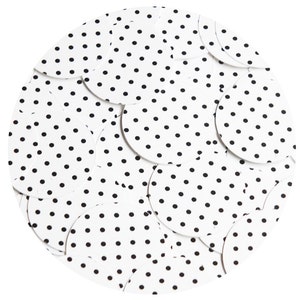 Puede incluir: Un fondo blanco con una disposición circular de círculos de papel con lunares negros y blancos.