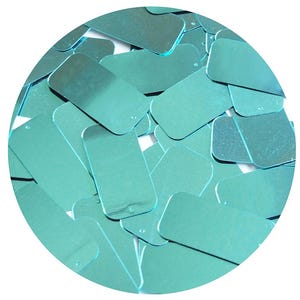Puede incluir: Primer plano de un montón de lentejuelas rectangulares turquesa. Las lentejuelas son brillantes y tienen un acabado metálico.