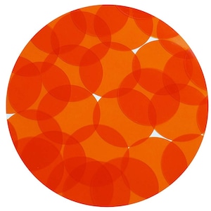 Puede incluir: Un diseño circular compuesto por círculos naranjas translúcidos superpuestos sobre un fondo blanco. Los círculos varían en tamaño y crean un efecto de capas, con algunas áreas que parecen más oscuras debido a la superposición.