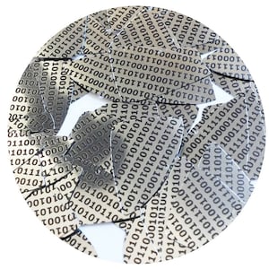 Puede incluir: Diseño circular compuesto por trozos de papel rasgados, cada uno impreso con código binario. Los fragmentos se superponen, creando un patrón abstracto fragmentado sobre un fondo blanco.