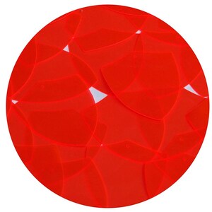 以下が含まれることがあります： 鮮やかな赤色の重なり合った幾何学模様のシートのクローズアップ。 形状はすべて同じサイズで、ランダムなパターンで配置されています。