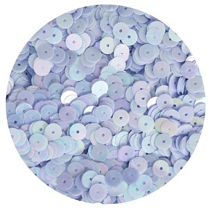 Puede incluir: Vista de cerca de una gran cantidad de lentejuelas redondas de color azul claro iridiscente. Las lentejuelas tienen un agujero en el centro para coser.