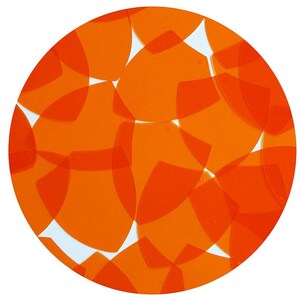Puede incluir: Primer plano de un círculo de lentejuelas naranjas. Las lentejuelas se superponen y crean un patrón de círculos y óvalos.