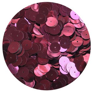 以下が含まれることがあります： 濃いワインレッドの丸い金属製のスパンコールの山をクローズアップした写真。スパンコールはわずかに虹色に輝いており、クラフトや装飾に最適です。