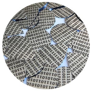 Puede incluir: Un rompecabezas circular con piezas que muestran código binario, con un patrón de unos y ceros negros sobre un fondo beige. El rompecabezas está incompleto, con huecos entre las piezas, sobre un fondo blanco.