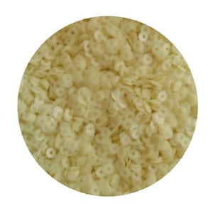 Pode incluir: Um close-up de um monte de pequenas lantejoulas redondas de cor branco-queimado.