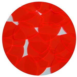 以下が含まれることがあります： 鮮やかなオレンジ色の半円形のラメが積み重なっている様子のクローズアップ。ラメは円形に配置されており、明るく目を引くディスプレイになっています。