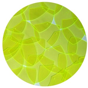 以下が含まれることがあります： ライムグリーンの半透明なプラスチック製の形のコレクションのクローズアップ。形はすべて異なるサイズで、円形に配置されています。