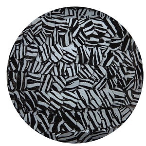 Può includere: Paillettes rotonde con stampa zebrata in bianco e nero. Le paillettes hanno una finitura lucida.