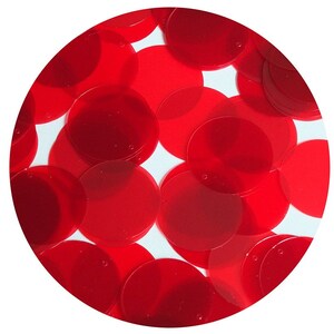 Puede incluir: Primer plano de un montón de lentejuelas rojas. Las lentejuelas son redondas y brillantes, y están dispuestas en un patrón aleatorio.