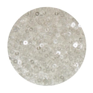 Peut inclure: Gros plan sur un ensemble circulaire de paillettes et de perles transparentes et irisées. Les paillettes sont rondes et plates, tandis que les perles sont petites et cylindriques. L'arrangement dense crée une surface chatoyante et texturée.