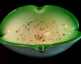 Murano BarovierToso Vintage 1950's in green apple color glass on white background with gold dust bubbles, oval shaped vase.