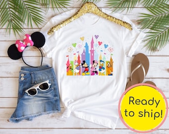 LISTO PARA ENVIAR - Mickey and Friends Disney Castle Shirt - Disney Shirts - Disney World Disneyland - Matching Disney Shirt - Linda camiseta Disney