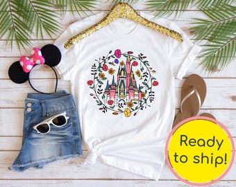 LISTO PARA ENVIAR - Disney Castle Flowers Shirts - Lindas camisas Disney - Trendy Disney - Spring Disney - Matching Disney - Disney Vacation Shirts