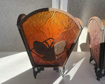 2 vintage bärnstensfärgade soldränkta fjärilsdetalj ljusstakar i knäckt fat