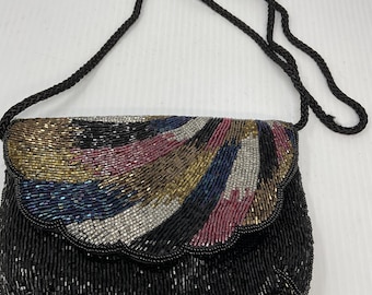 Bolso de mano vintage con cuentas, en tono joya, color negro.