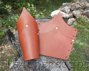 Gelenk Armschienen aus Leder in Kastanien Braun.