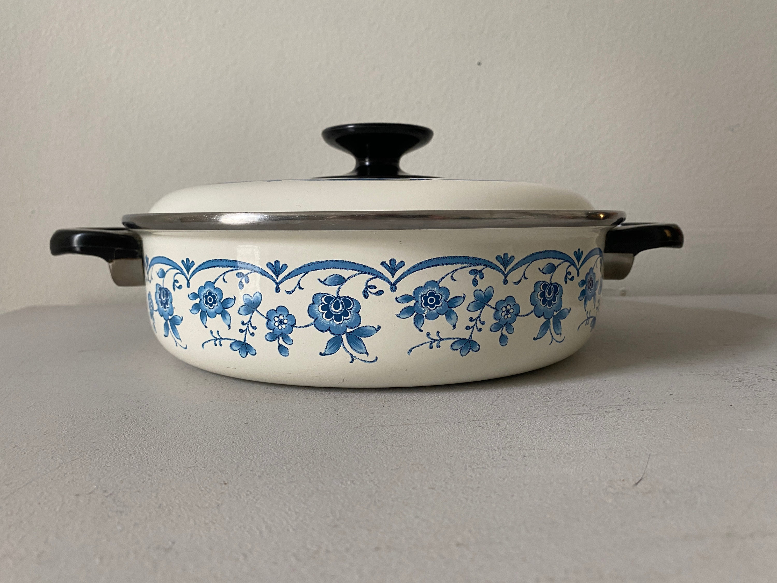 2 Quart Vintage somerset Enamelware Pot With Lid and White Handles Enameled  Pot With Pink Flowers and Blue Ribbon 