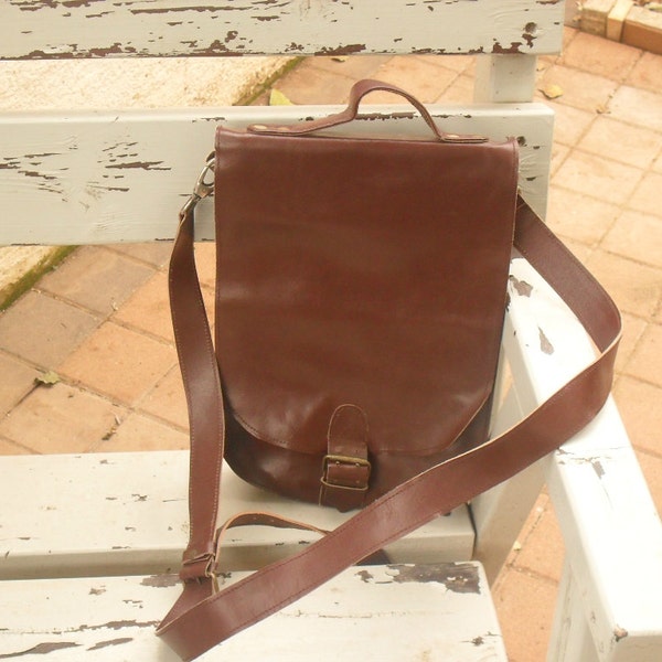 Leather shoulder bag .