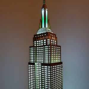 Imperial State Tower Modell 44 cm | LED beleuchtet | Harz Skulptur | New York Skyline Deko | Architektur Geschenk | Resin Statue