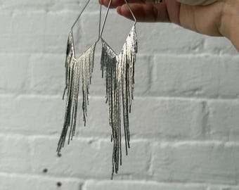 Pendientes largos con flecos plateados, borlas colgantes, diseño geométrico, estilo boho, festival, Y2K, atrevidos y ligeros.