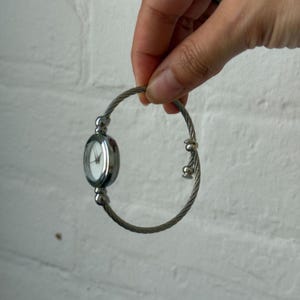 Montre-bracelet câblée argentée, bracelet manchette réglable, cadran rond minimaliste Y2K, montre-bracelet délicate pour tous les jours image 5