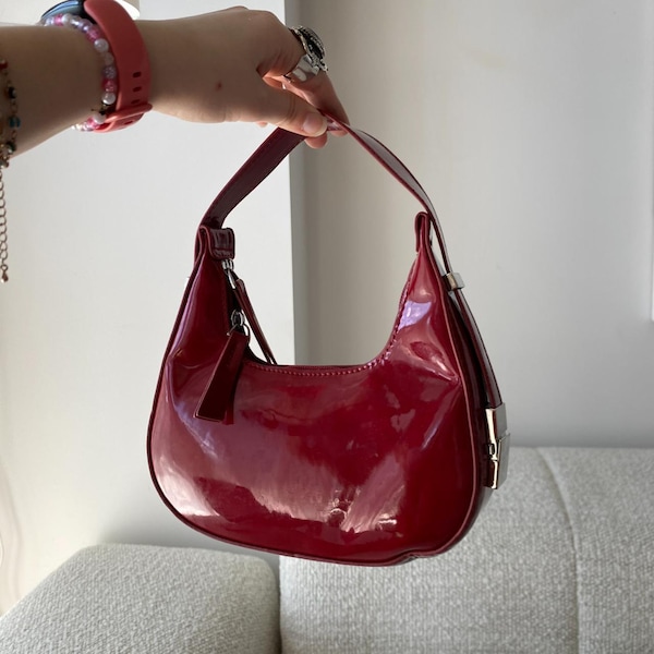 Sac à main en cuir rouge Mini sac à main en cuir synthétique similicuir, sac à bandoulière en latex rouge, détails de la quincaillerie argentée des années 90, fête classique vintage