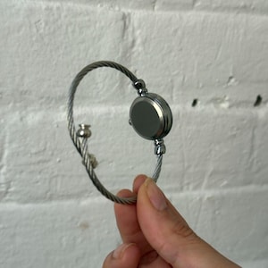 Montre-bracelet câblée argentée, bracelet manchette réglable, cadran rond minimaliste Y2K, montre-bracelet délicate pour tous les jours image 6