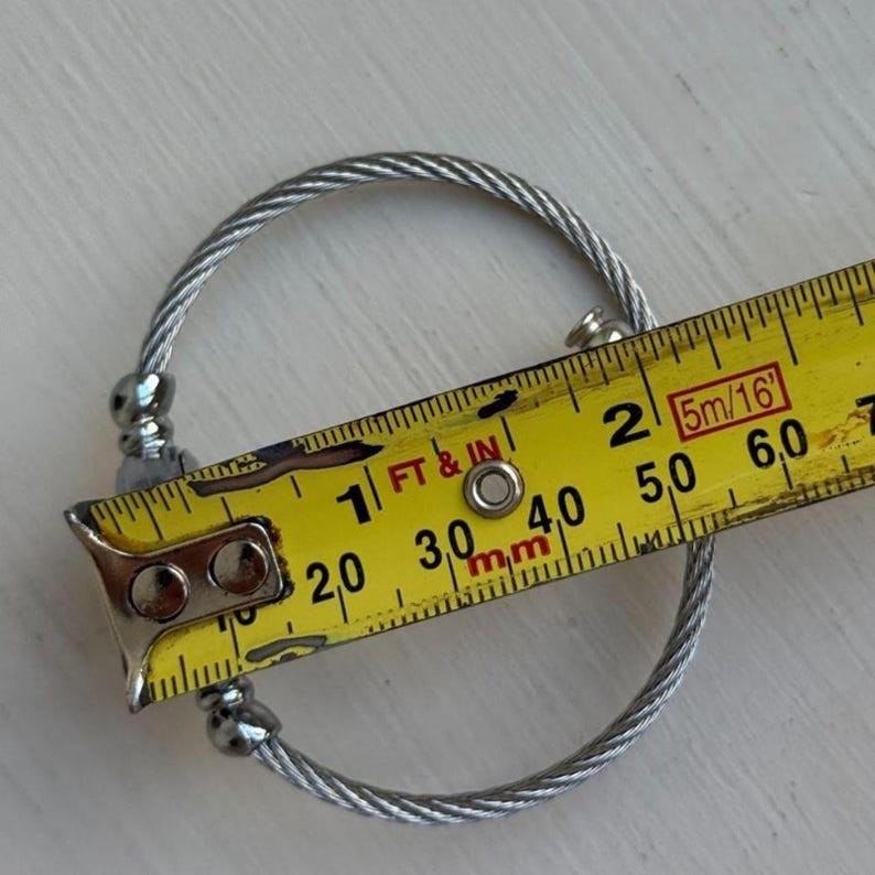 Montre-bracelet câblée argentée, bracelet manchette réglable, cadran rond minimaliste Y2K, montre-bracelet délicate pour tous les jours image 7