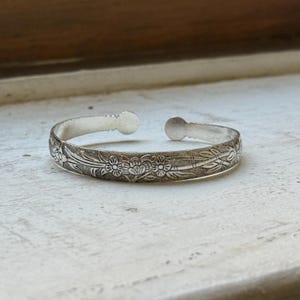 Brazalete floral de plata, delicado brazalete bohemio, estilo indie vintage de los 90, ropa para mujer