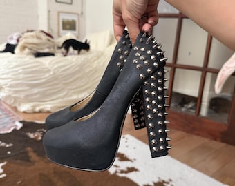 Schwarz Nieten Plattform Heels Größe 7 Chunky Plateau Pumps Spike Ferse Goth Grunge Y2K Statement Party Schuhe