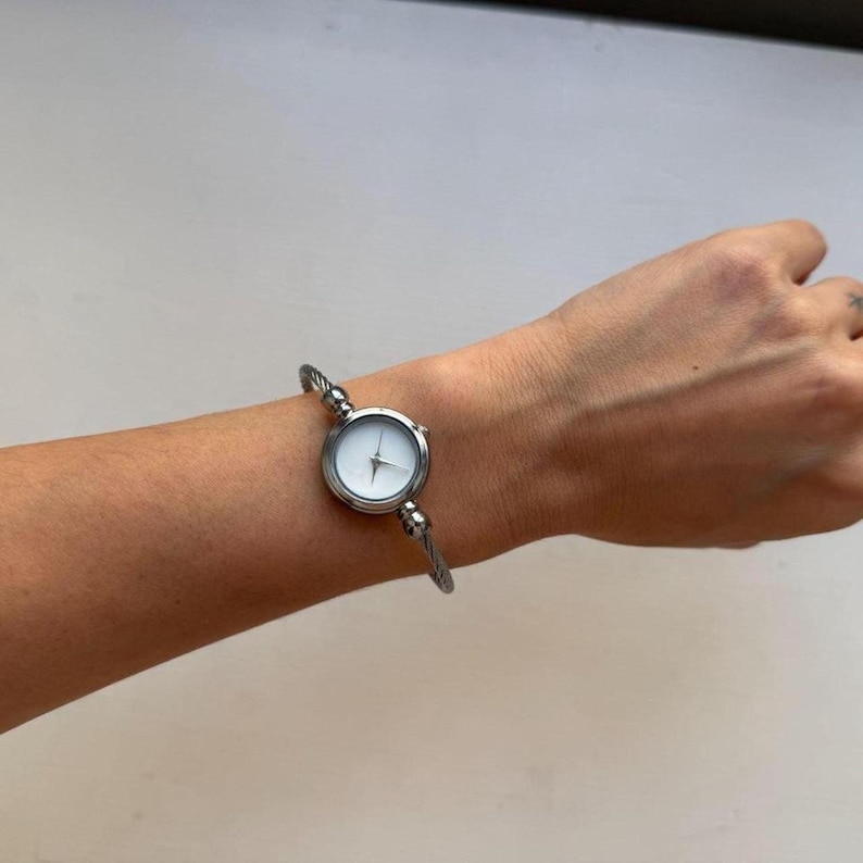 Montre-bracelet câblée argentée, bracelet manchette réglable, cadran rond minimaliste Y2K, montre-bracelet délicate pour tous les jours image 1