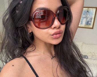 Gafas de sol marrones de gran tamaño con degradado, montura de mariposa retro, aspecto carey, años 2000, estilo minimalista y chic.