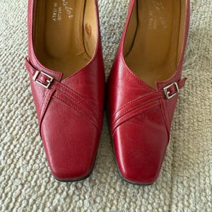 Rode loafers met kittenhakken en gesp, jaren 90 kantoor