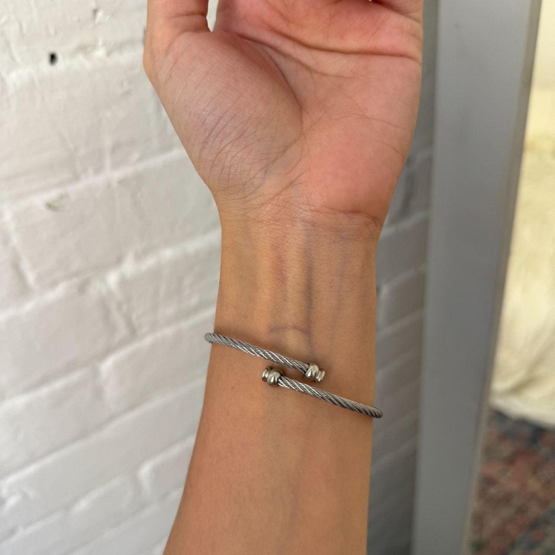 Montre-bracelet câblée argentée, bracelet manchette réglable, cadran rond minimaliste Y2K, montre-bracelet délicate pour tous les jours image 3