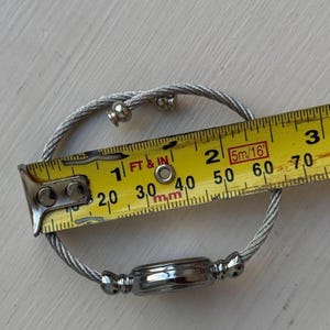 Montre-bracelet câblée argentée, bracelet manchette réglable, cadran rond minimaliste Y2K, montre-bracelet délicate pour tous les jours image 8