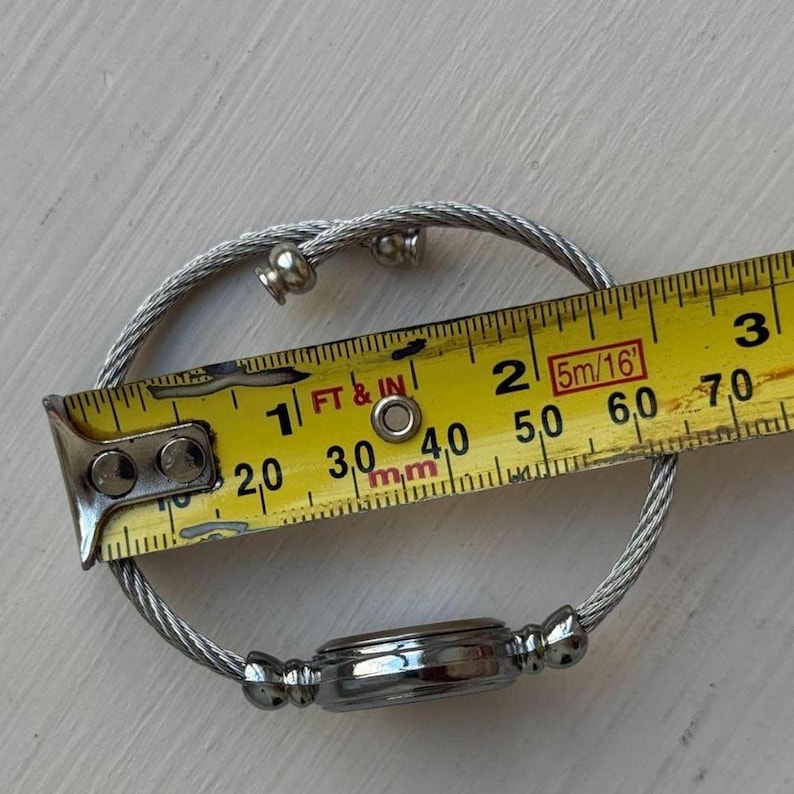Montre-bracelet câblée argentée, bracelet manchette réglable, cadran rond minimaliste Y2K, montre-bracelet délicate pour tous les jours image 8