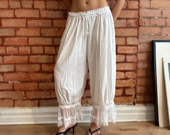 Calças Capri Brancas, Calças Estilo Cottagecore com Detalhe em Renda