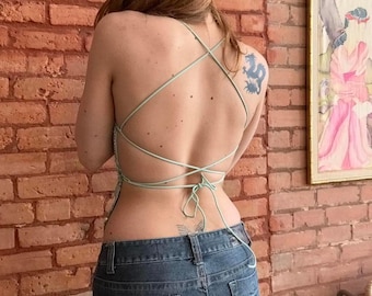 Top sin espalda con cordones y cuentas, estilo Y2K, estampado floral turquesa, ideal para festivales de playa de verano de los años 2000.