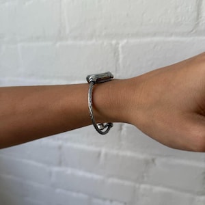 Montre-bracelet câblée argentée, bracelet manchette réglable, cadran rond minimaliste Y2K, montre-bracelet délicate pour tous les jours image 2