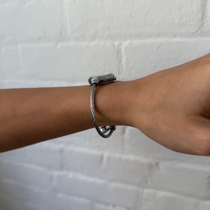 Montre-bracelet câblée argentée, bracelet manchette réglable, cadran rond minimaliste Y2K, montre-bracelet délicate pour tous les jours image 2