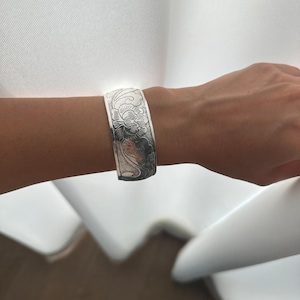 Bransoletka mankietowa ze srebra z wytłoczonym motywem kwiatowym – regulowana bransoletka vintage