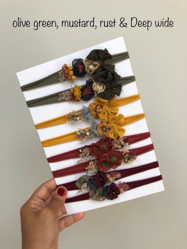 Puede incluir: Conjunto de ocho diademas el&aacute;sticas con diferentes telas de colores y adornos florales. Los colores son verde oliva, mostaza, &oacute;xido y rojo oscuro.