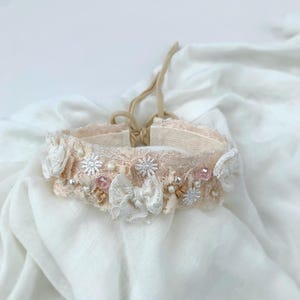 Diadema de bautizo hecha a mano para niña, diadema de encaje blanco para recién nacida, accesorio de fotografía, corona de flores para recién nacida, cinta delicada para bebé color marfil