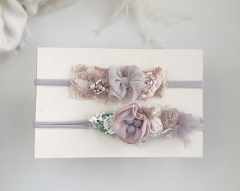 Faixa de cabelo com flor e laço para fotos de bebês, faixa de cabelo elástica e ajustável com pérolas para recém-nascidos e crianças.