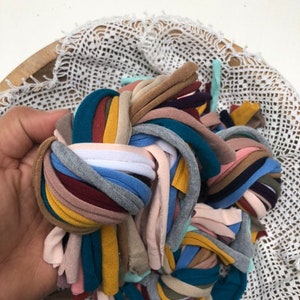 Puede incluir: Un gran paquete de recortes de tela de colores en varios tonos de azul, rosa, marr&oacute;n, amarillo y verde. Los recortes de tela est&aacute;n hechos de un material suave y el&aacute;stico y son perfectos para proyectos de manualidades.