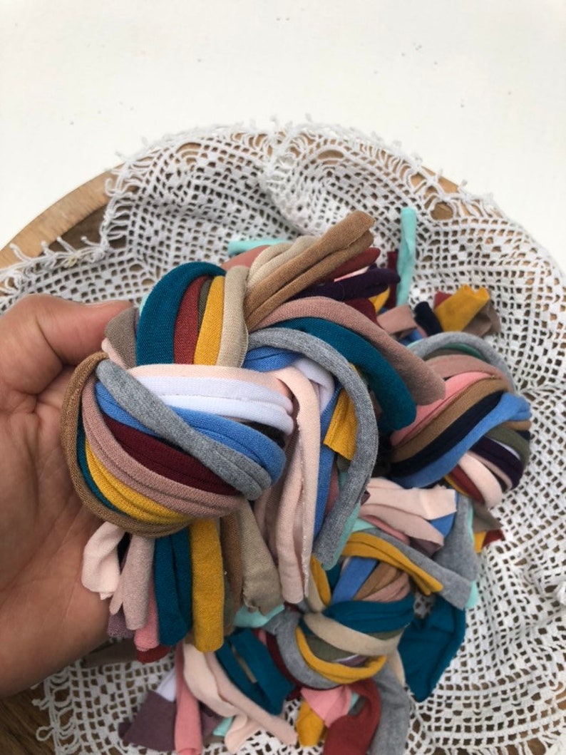 Puede incluir: Un gran paquete de recortes de tela de colores en varios tonos de azul, rosa, marr&oacute;n, amarillo y verde. Los recortes de tela est&aacute;n hechos de un material suave y el&aacute;stico y son perfectos para proyectos de manualidades.