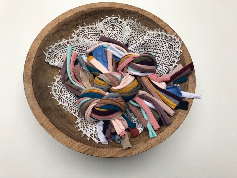 Puede incluir: Un taz&oacute;n de madera lleno de diferentes trozos de tela de colores, perfecto para proyectos de manualidades.