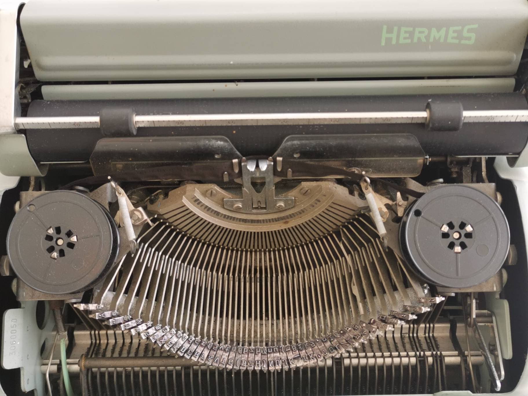 動作可能な Hermes Media 3 ポータブル タイプライターとそれにマッチ