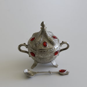 Sugar bowl with spoon hand made from SENA Tescilli Urin ornamented with red acrylic oval rhinestone from Turkey (c. 1950s)